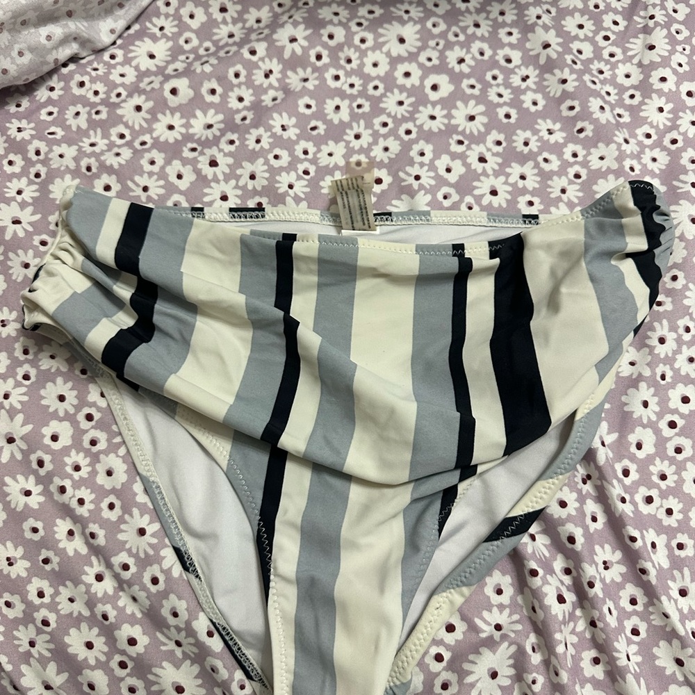 bikini - Picture 2 of 2
